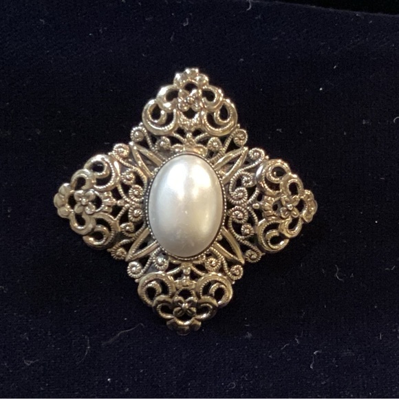 Jewelry | Vintage Large Pearl Filigree Flower Design Pin | Poshmark